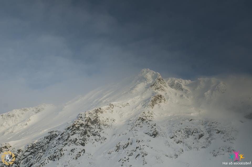 Masivul-Fagaras-acoperit-de-zapada-era-luminat-de-soare.jpg