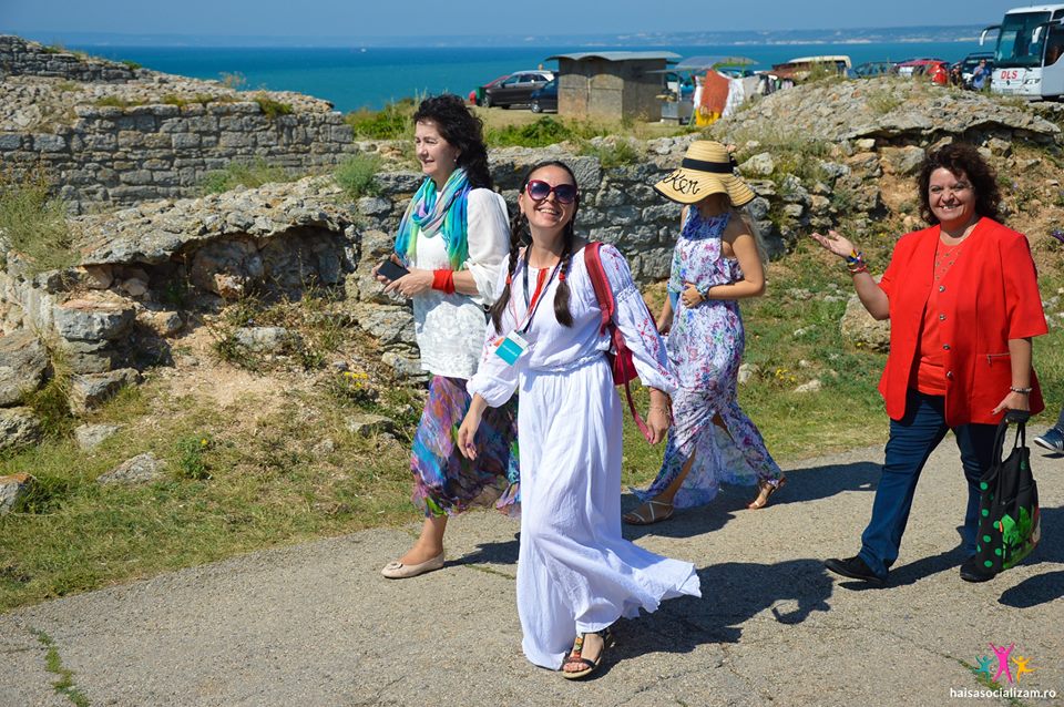 Oana-ghidul-Hai-sa-socializam-spune-cele-ami-frumoase-povesti.jpg (174 KB)